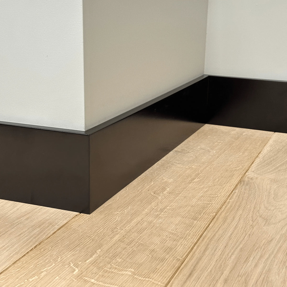 Moderne plint 70x15 voorgelakt RAL 9005